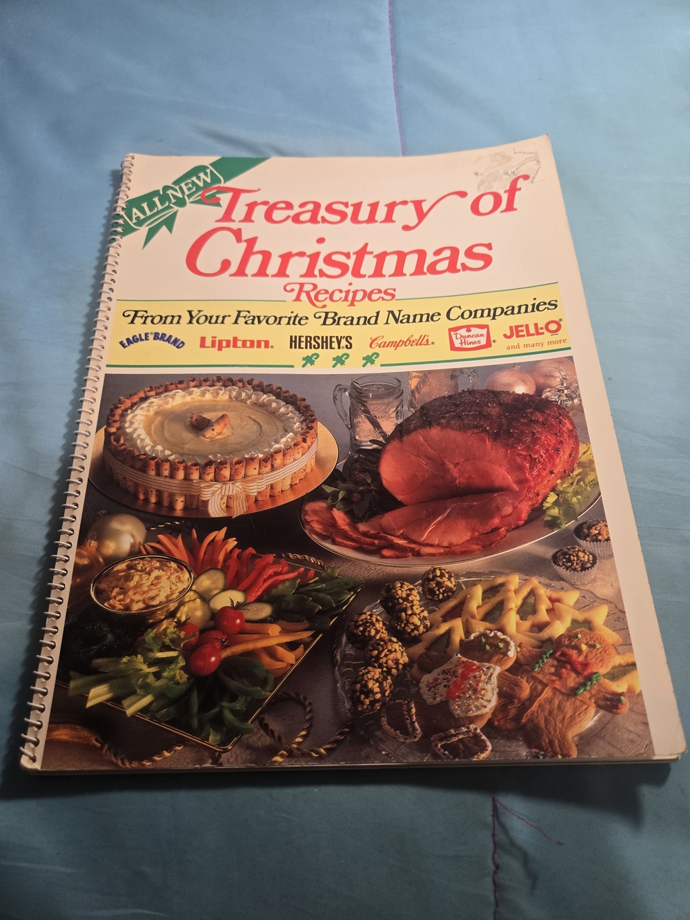 Treasury of Christmas Recipes Cookbook - White/Cream Cover